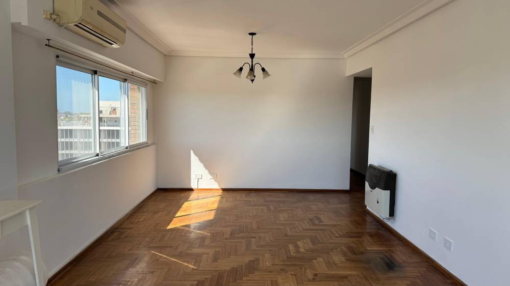 Departamento en esquina 4 dormitorios, con dependencia, cochera y baulera