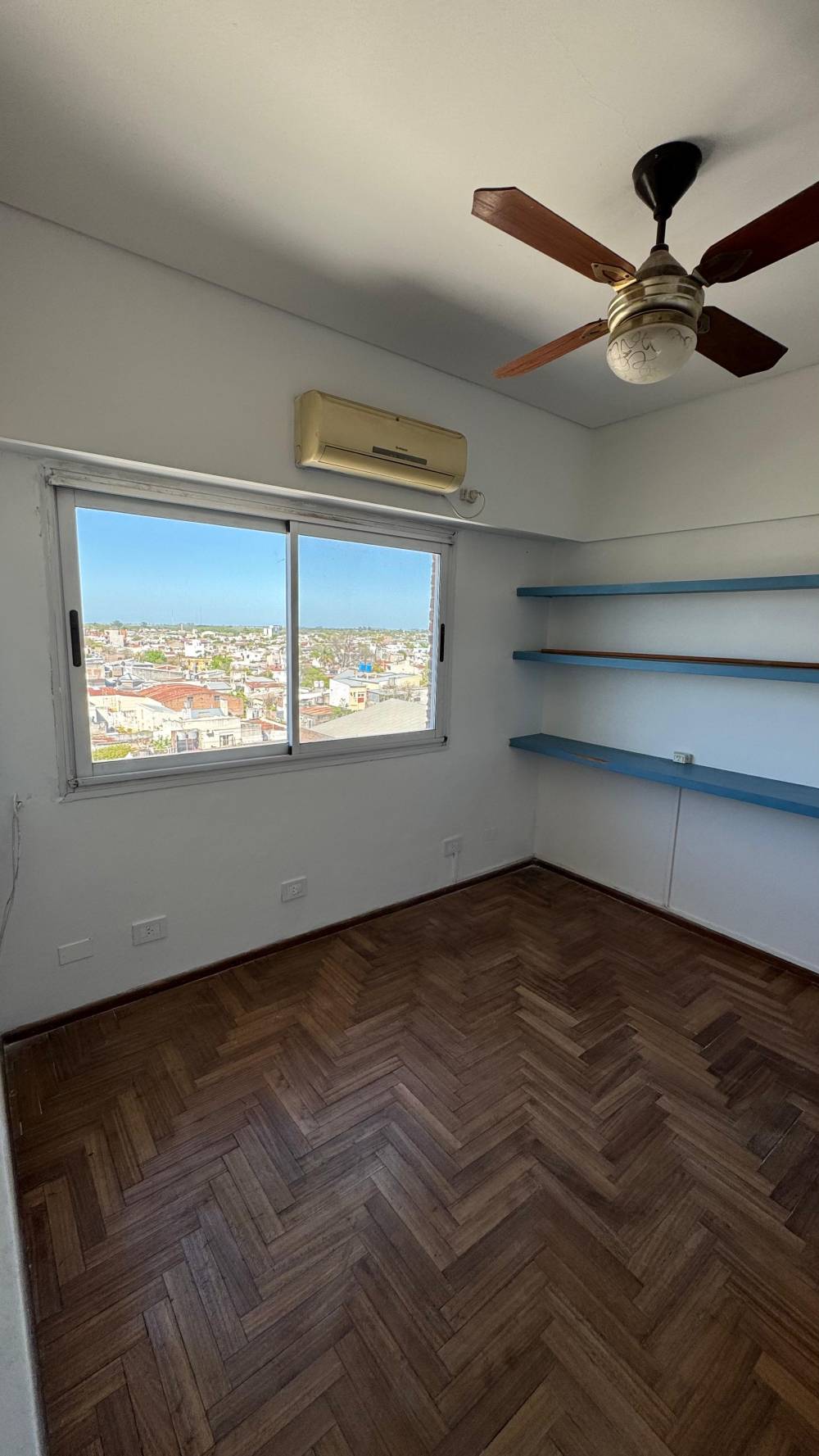 Departamento en esquina 4 dormitorios, con dependencia, cochera y baulera