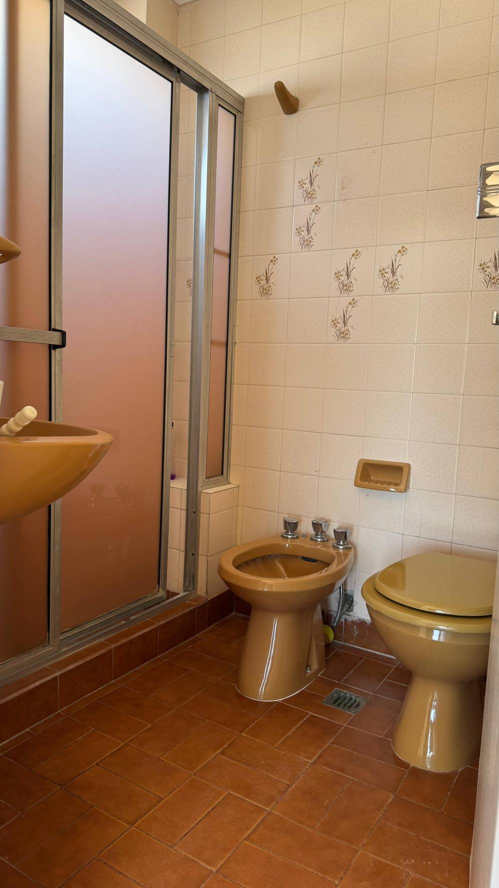 Departamento en esquina 4 dormitorios, con dependencia, cochera y baulera