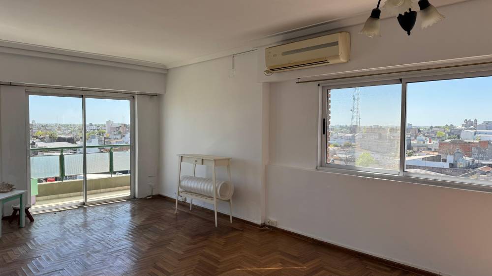 Departamento en esquina 4 dormitorios, con dependencia, cochera y baulera