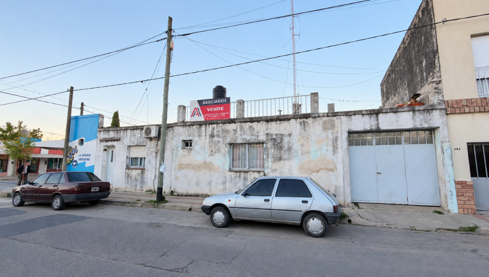 Dos locales y casa en esquina Del Valle y Montevideo