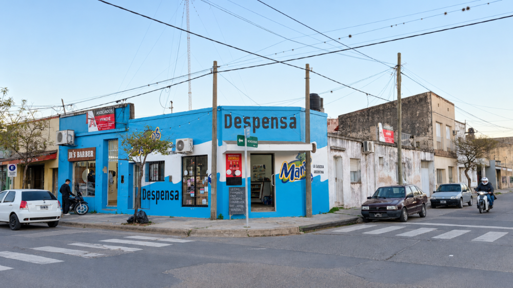 Dos locales y casa en esquina Del Valle y Montevideo
