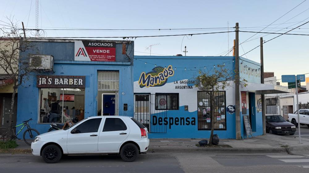 Dos locales y casa en esquina Del Valle y Montevideo