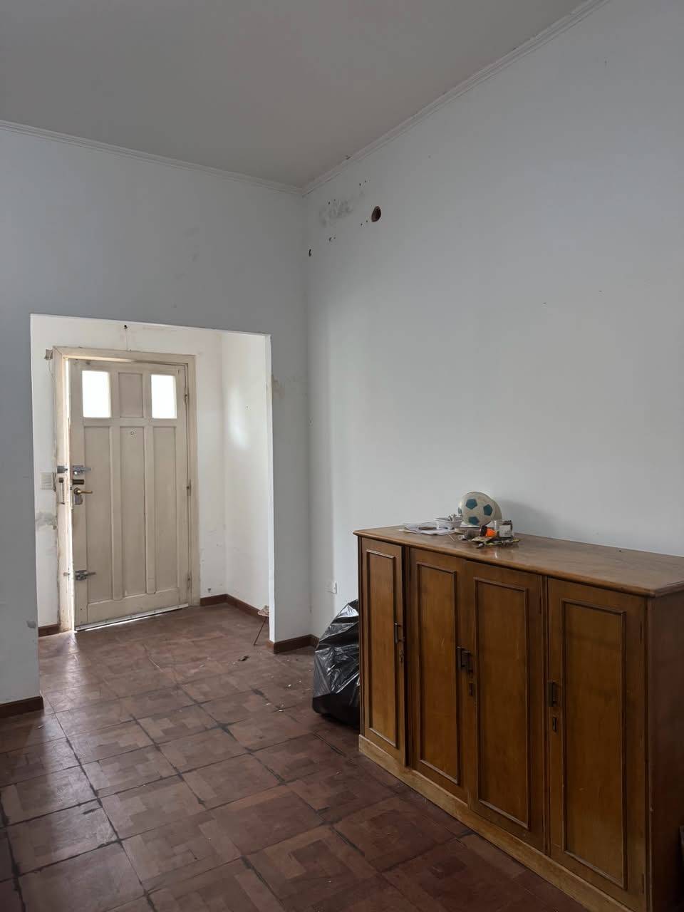 En pleno centro: cómoda casa con gran terreno y patio