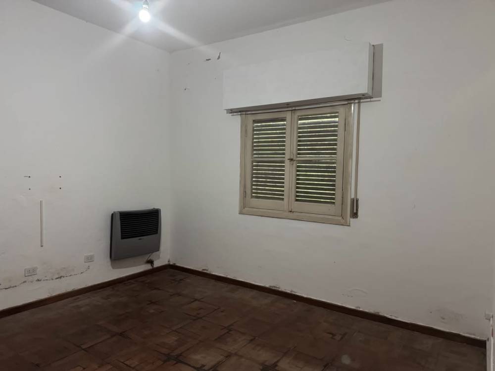 En pleno centro: cómoda casa con gran terreno y patio