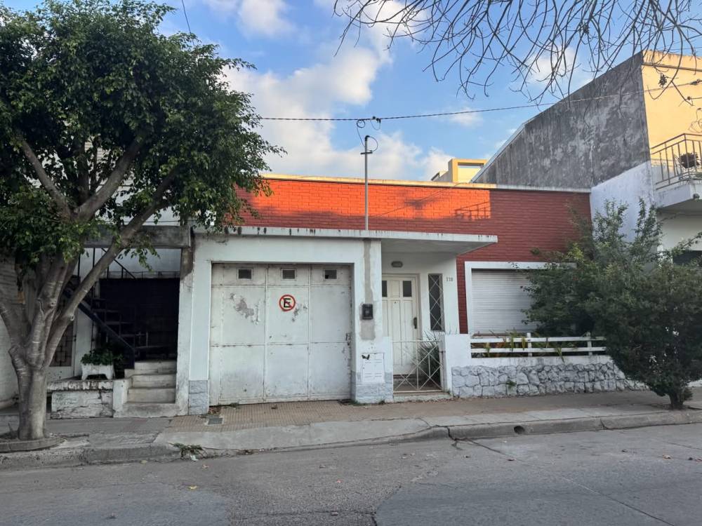 En pleno centro: cómoda casa con gran terreno y patio