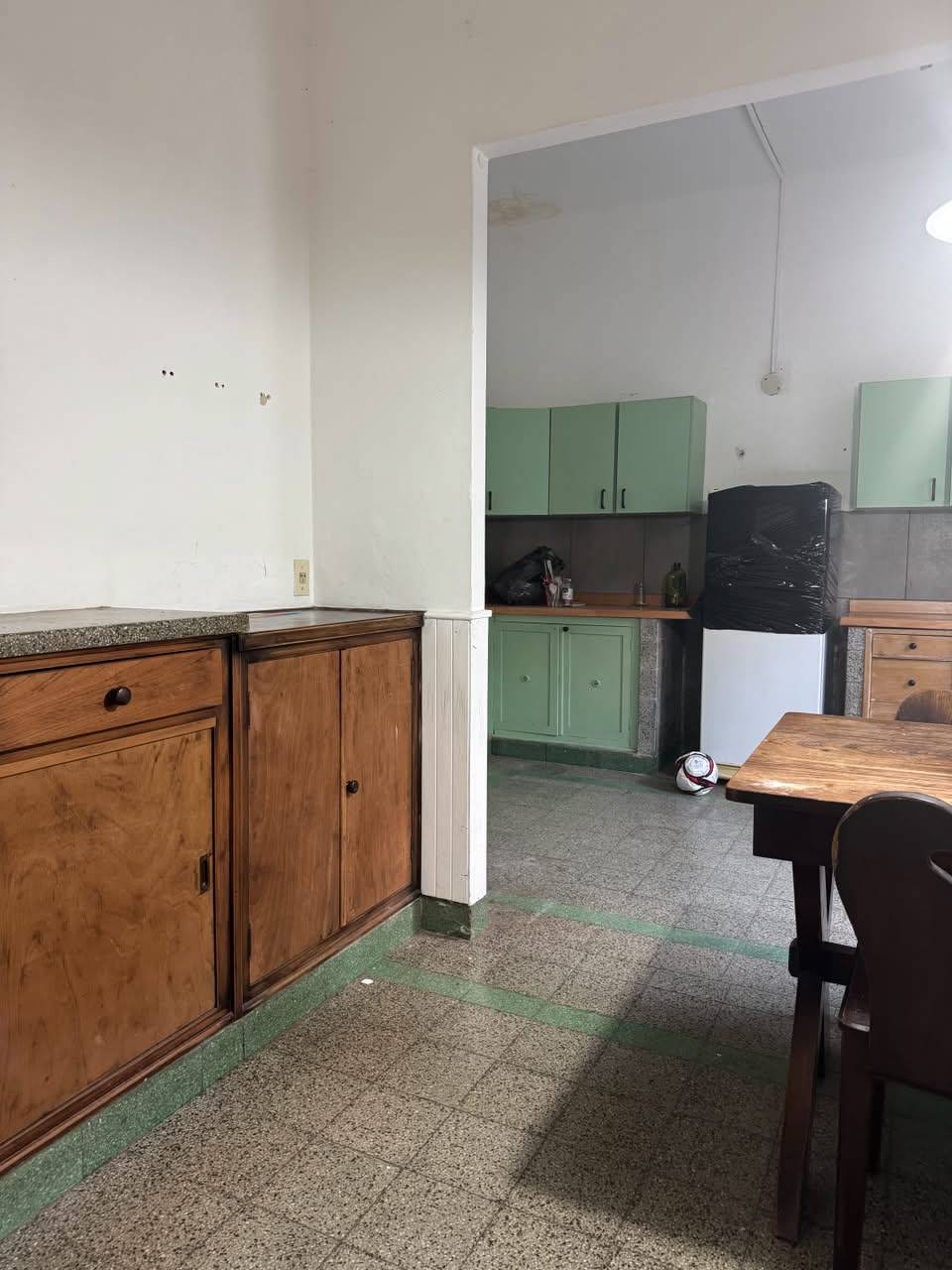 En pleno centro: cómoda casa con gran terreno y patio
