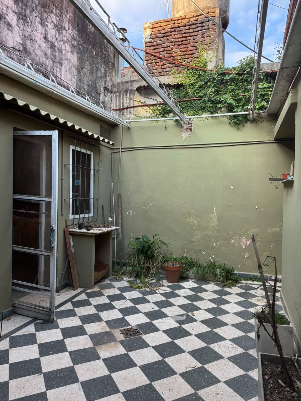 En pleno centro: cómoda casa con gran terreno y patio