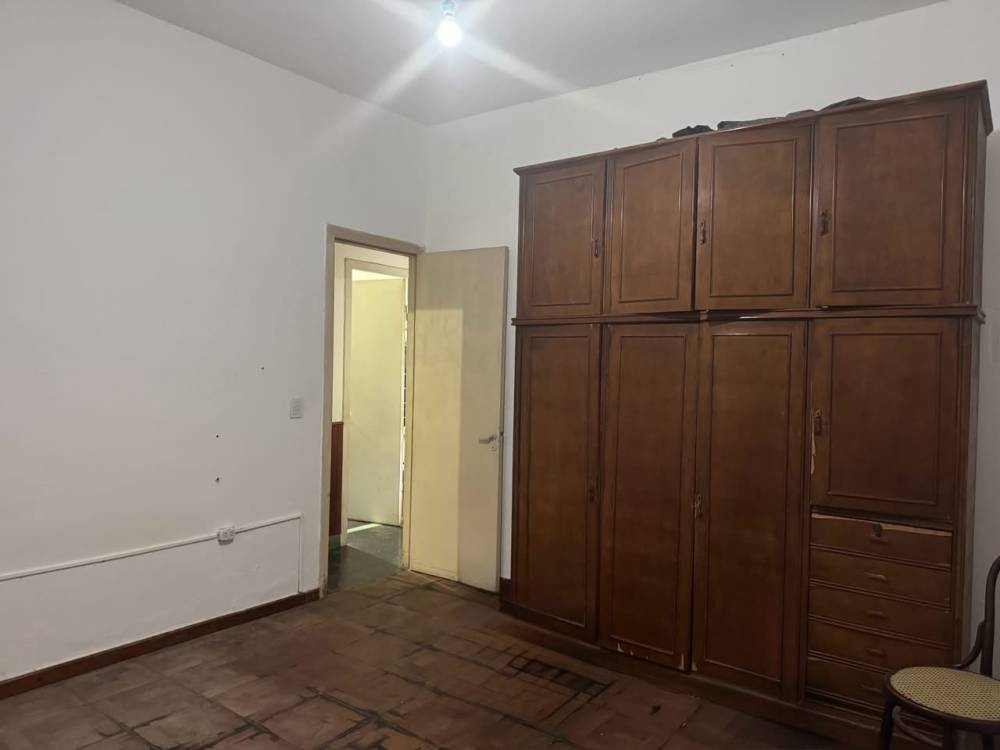 En pleno centro: cómoda casa con gran terreno y patio