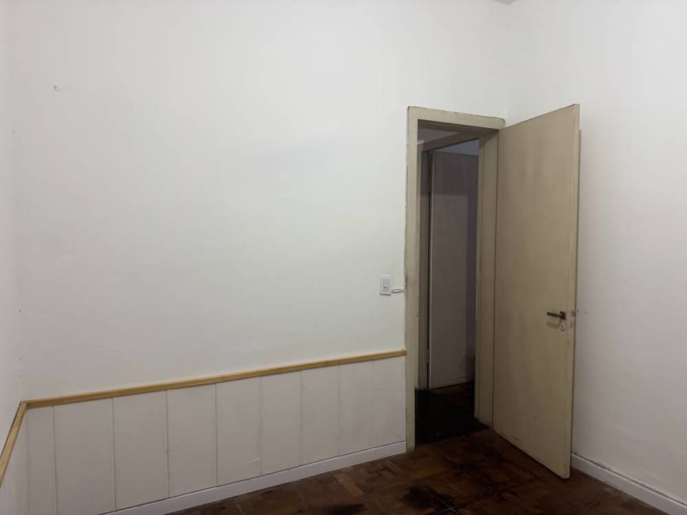 En pleno centro: cómoda casa con gran terreno y patio