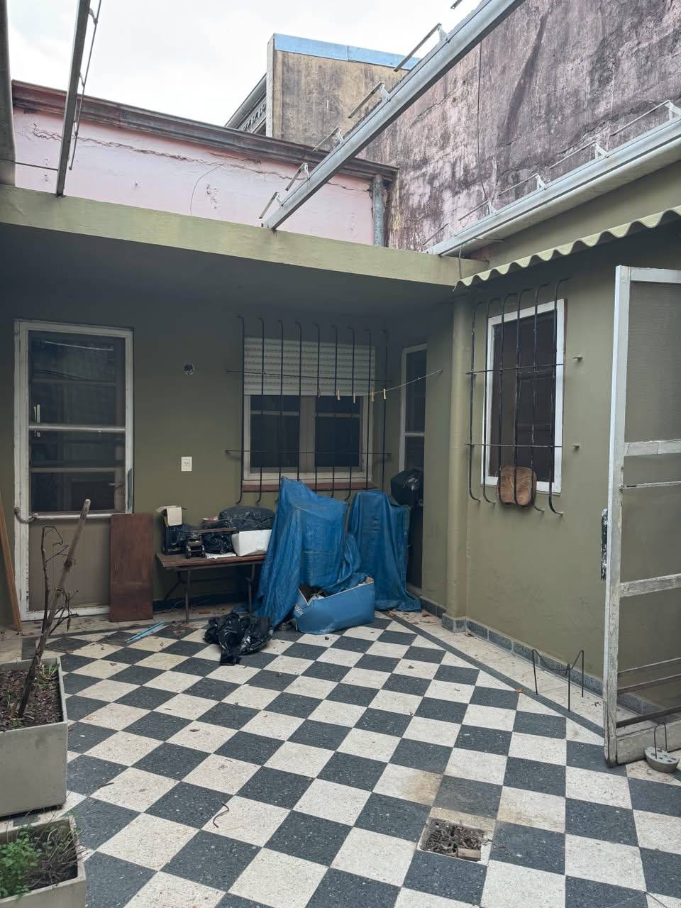 En pleno centro: cómoda casa con gran terreno y patio