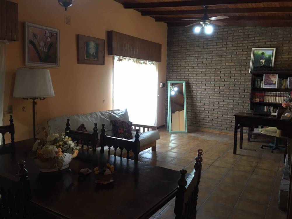 Propiedad de 2 plantas con quincho, piscina y cochera