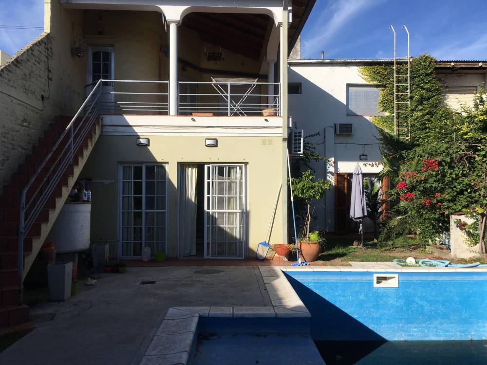 Propiedad de 2 plantas con quincho, piscina y cochera