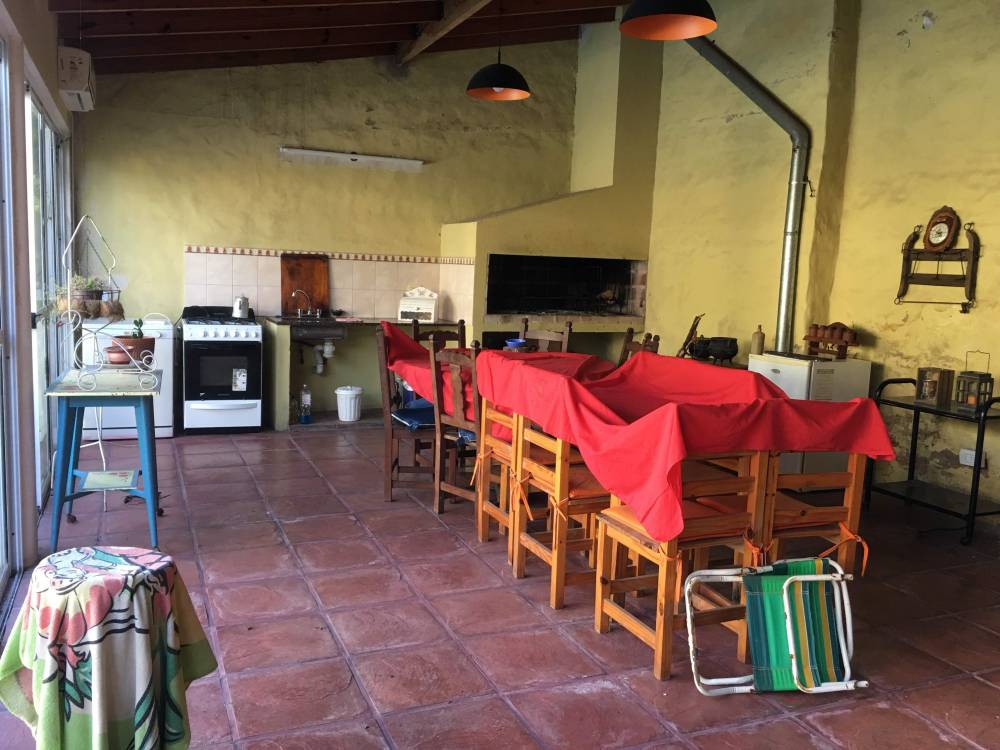 Propiedad de 2 plantas con quincho, piscina y cochera