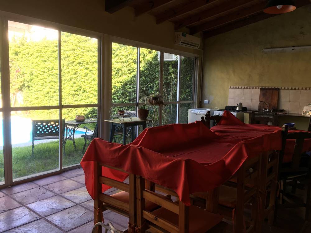 Propiedad de 2 plantas con quincho, piscina y cochera