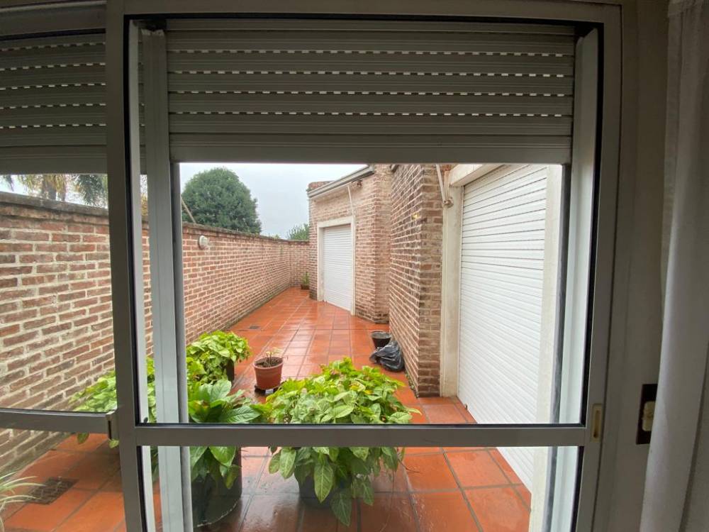 Excelente casa sobre calle Gervasio Mendez 