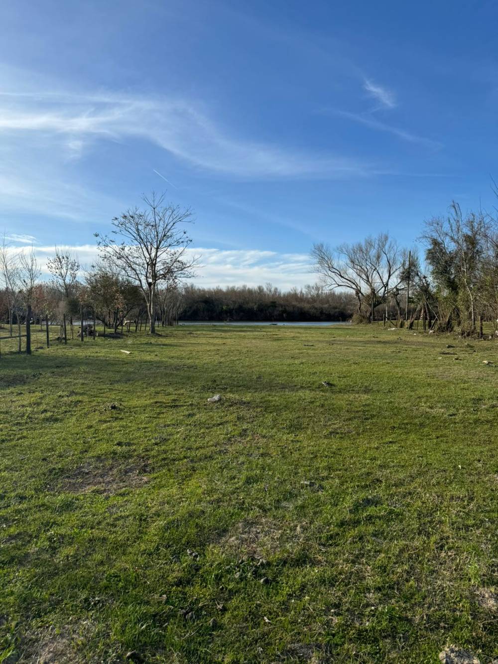 Venta de Terreno de 2.500 m² sobre la costa el Río Gualeguaychú, camino de la península