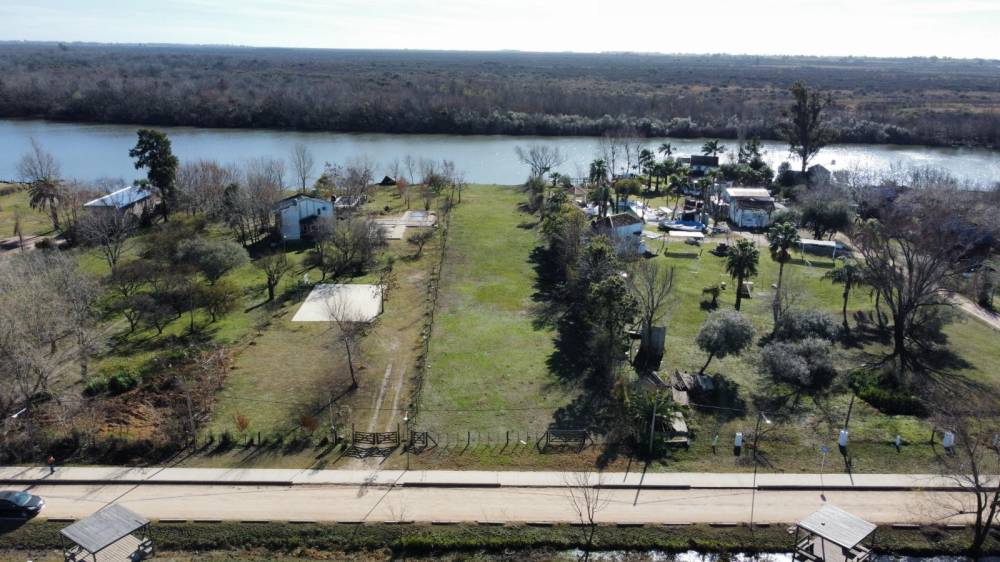 Venta de Terreno de 2.500 m² sobre la costa el Río Gualeguaychú, camino de la península
