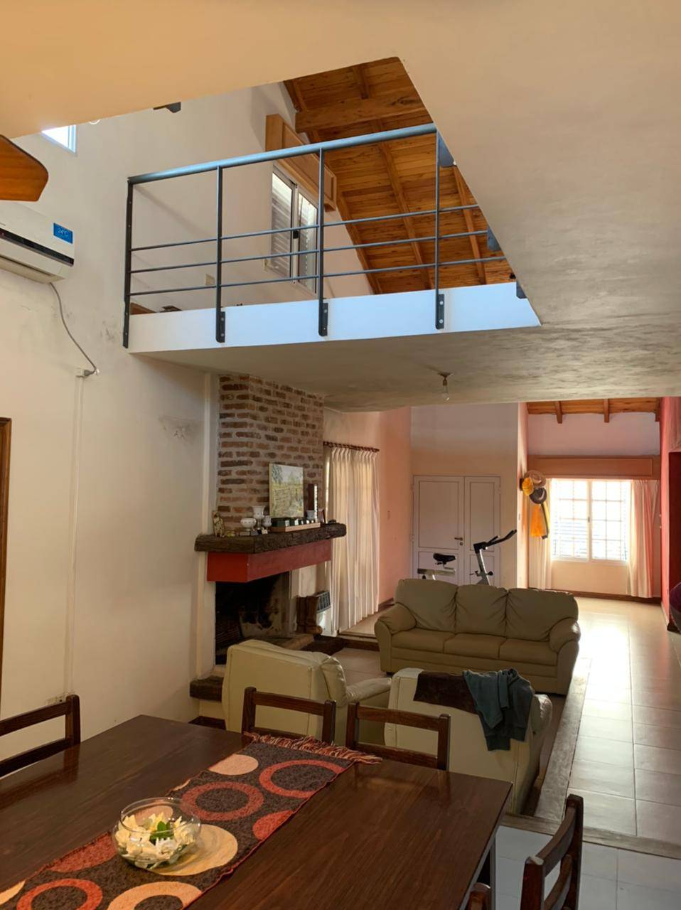 Casa de 2 plantas en excelente ubicación céntrica