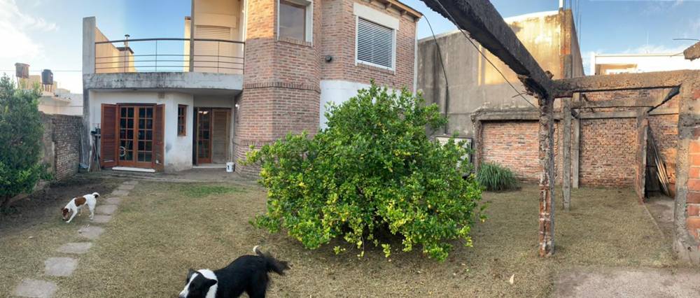 Casa de 2 plantas en excelente ubicación céntrica