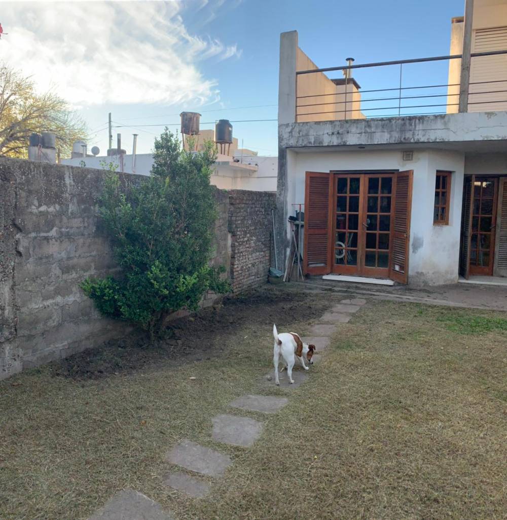 Casa de 2 plantas en excelente ubicación céntrica