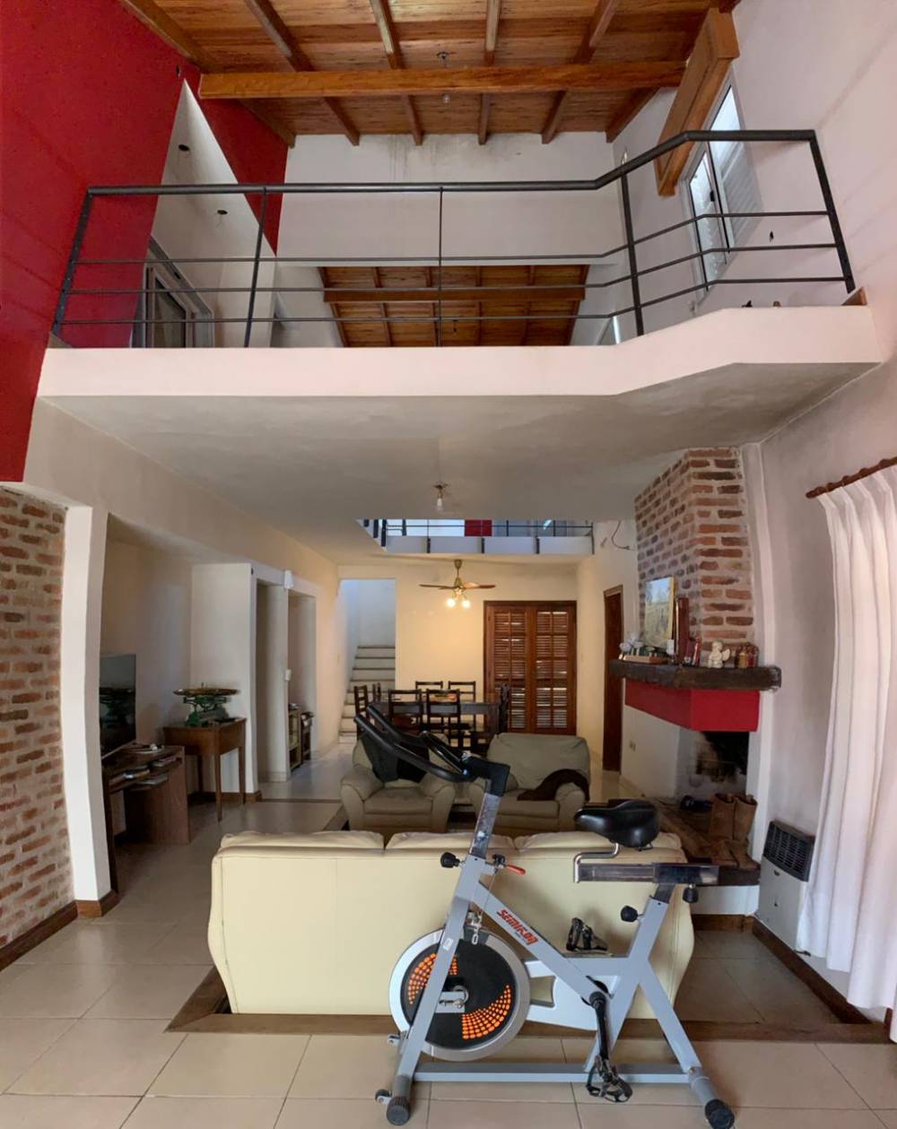 Casa de 2 plantas en excelente ubicación céntrica
