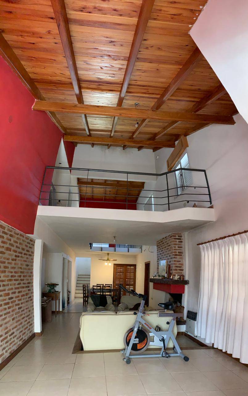 Casa de 2 plantas en excelente ubicación céntrica