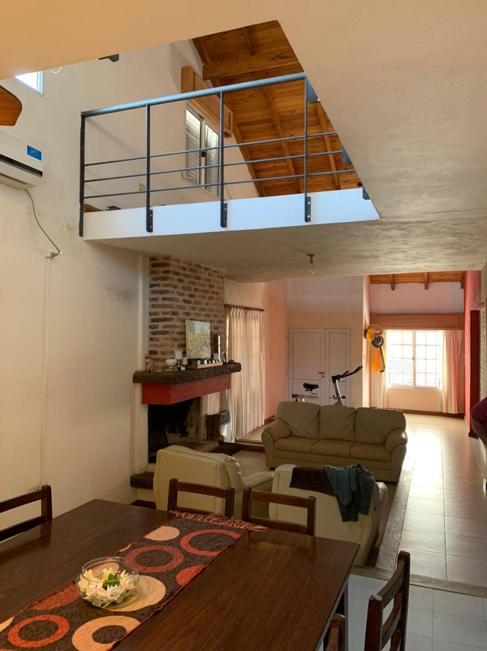 Casa de 2 plantas en excelente ubicación céntrica