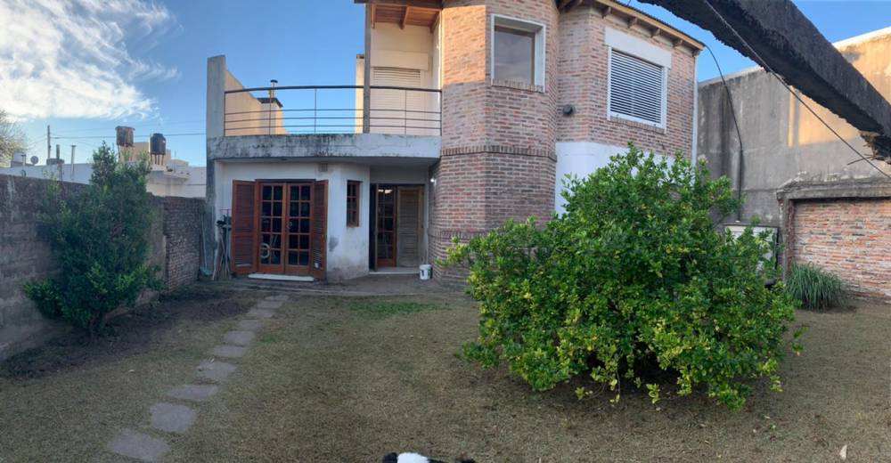 Casa de 2 plantas en excelente ubicación céntrica