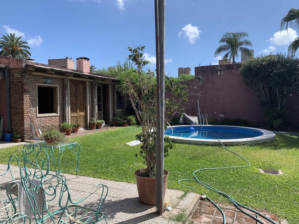  Casa de 4 Dormitorios con quincho y pileta en excelente ubicación
