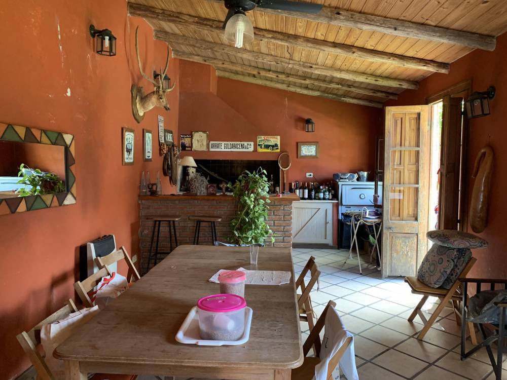  Casa de 4 Dormitorios con quincho y pileta en excelente ubicación