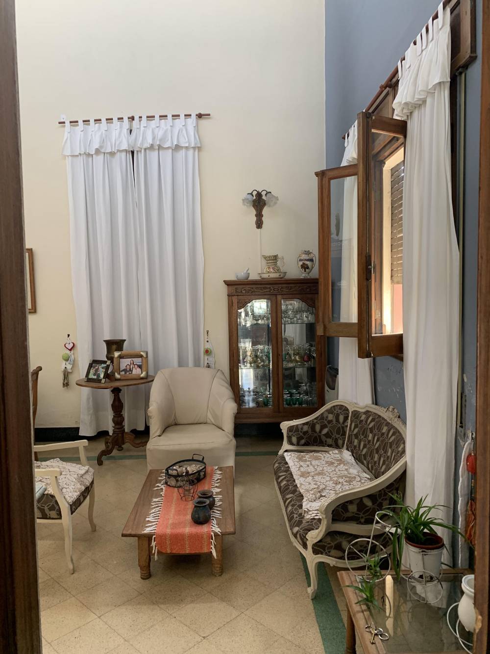  Casa de 4 Dormitorios con quincho y pileta en excelente ubicación