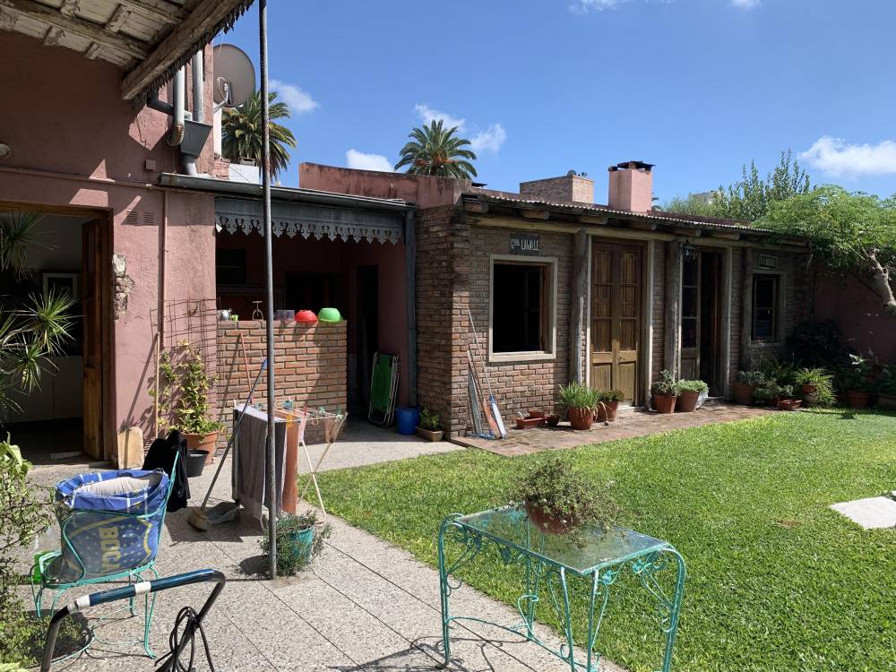  Casa de 4 Dormitorios con quincho y pileta en excelente ubicación