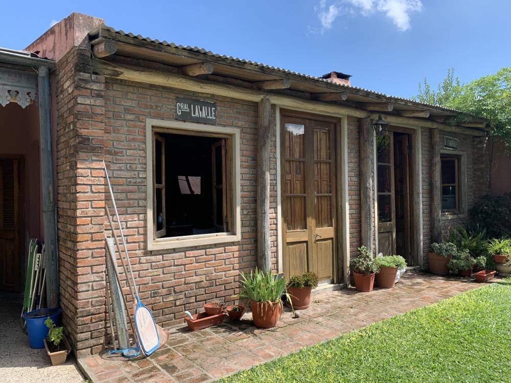  Casa de 4 Dormitorios con quincho y pileta en excelente ubicación