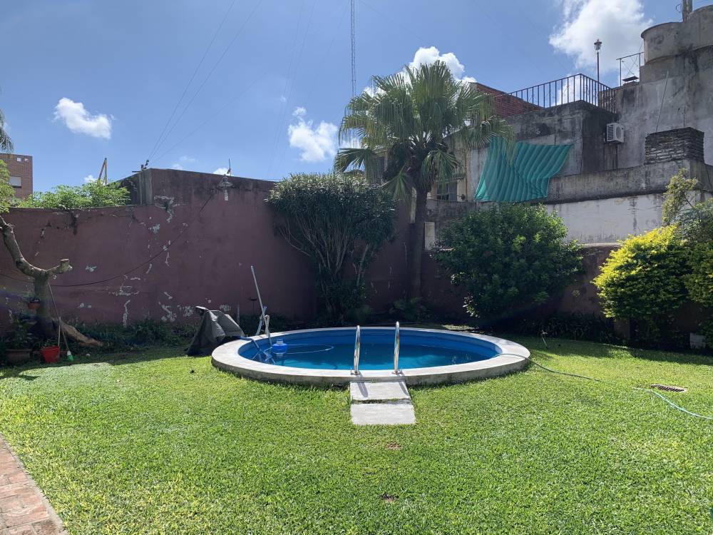  Casa de 4 Dormitorios con quincho y pileta en excelente ubicación