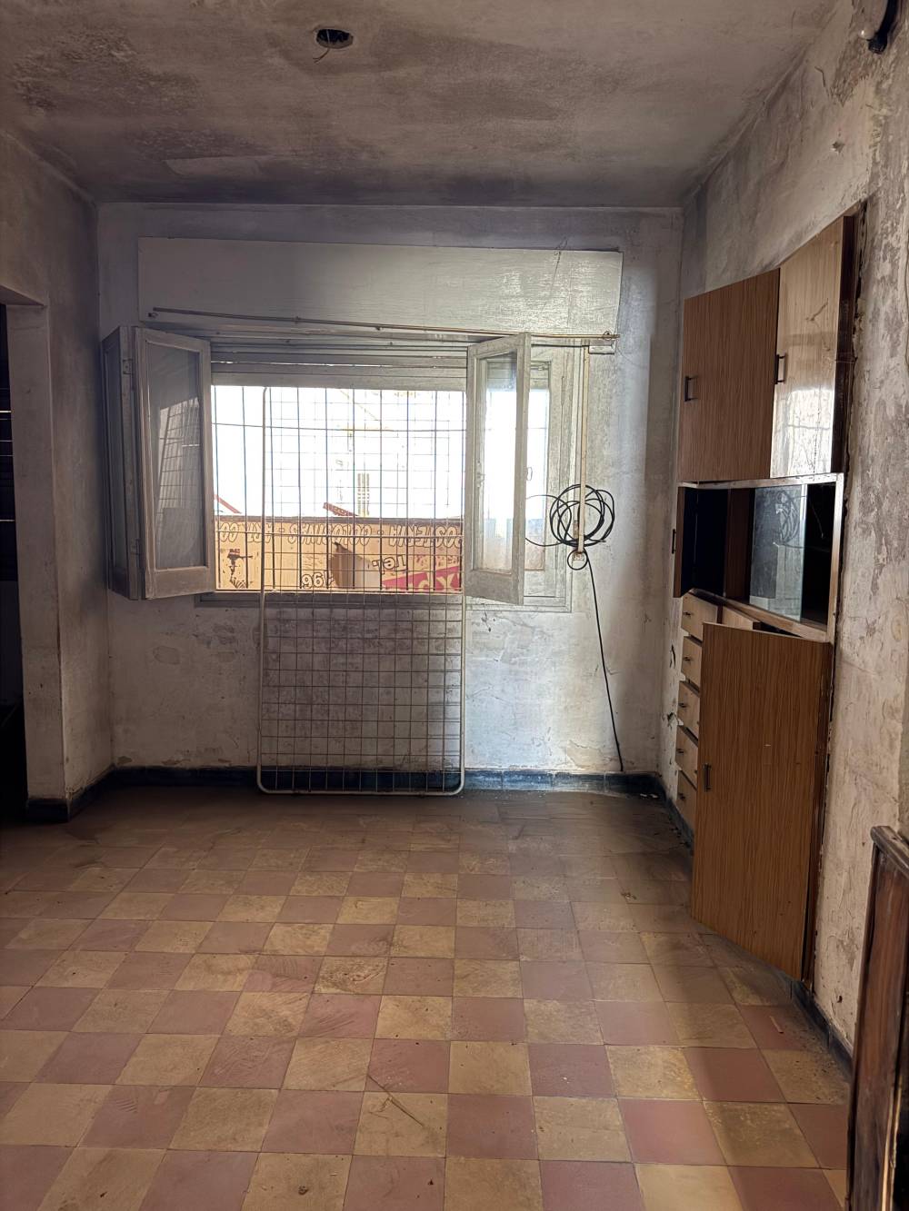 Propiedad en esquina con gran potencial. Casa a refaccionar + depto ideal renta