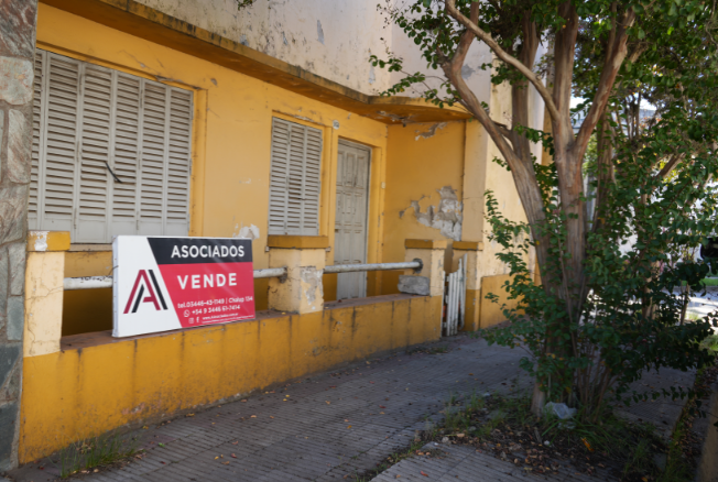 Propiedad en esquina con gran potencial. Casa a refaccionar + depto ideal renta