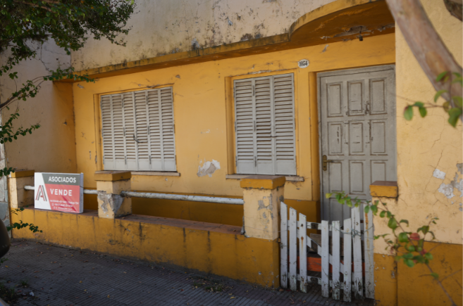 Propiedad en esquina con gran potencial. Casa a refaccionar + depto ideal renta