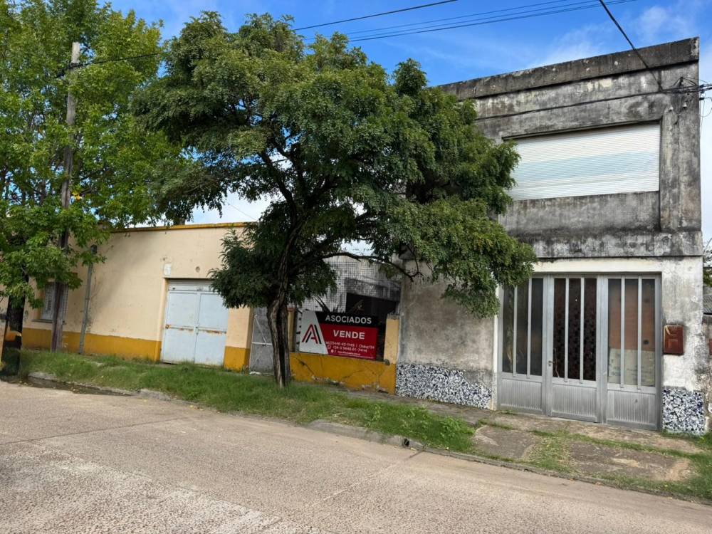 Propiedad en esquina con gran potencial. Casa a refaccionar + depto ideal renta