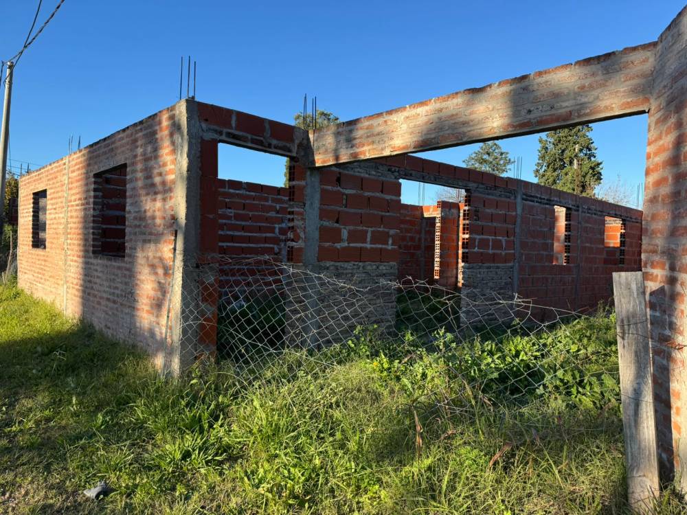 Terreno con construcción a terminar, interesante como inversión 