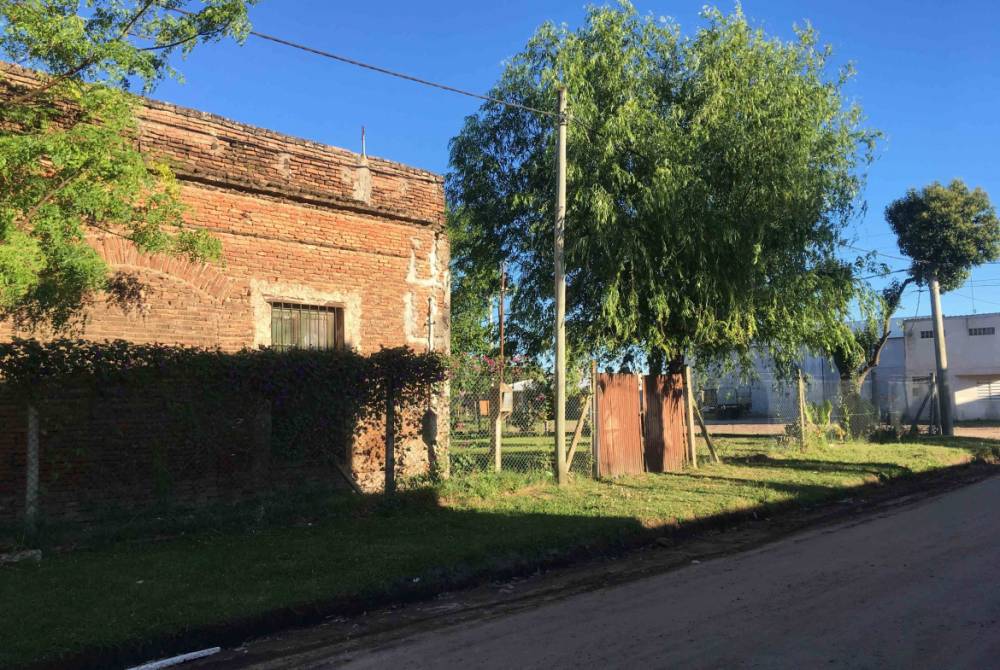 Terreno con construccion - Furquez y Juan Pablo I