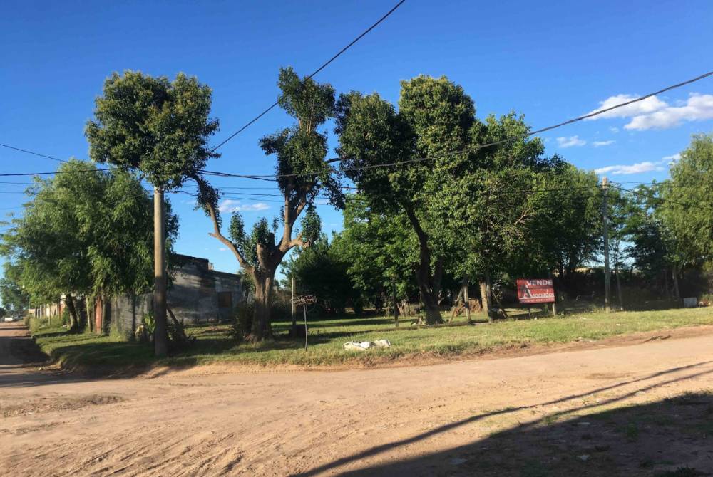 Terreno con construccion - Furquez y Juan Pablo I