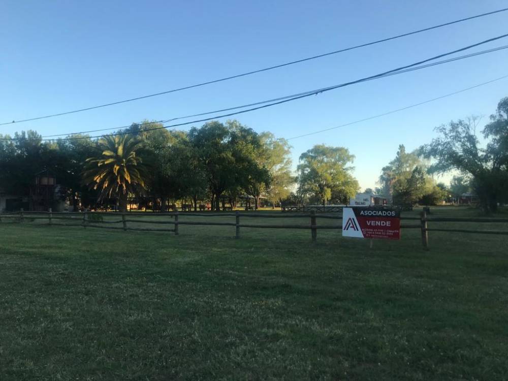 Terreno con departamentos y pileta, sobre Bulevard Regatas