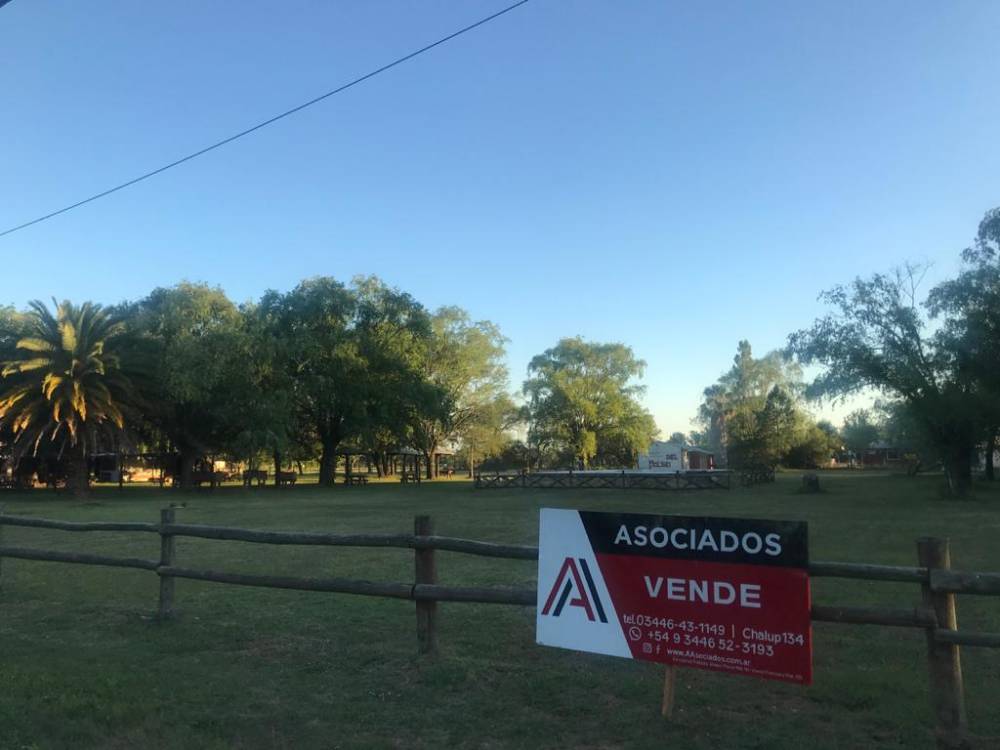 Terreno con departamentos y pileta, sobre Bulevard Regatas