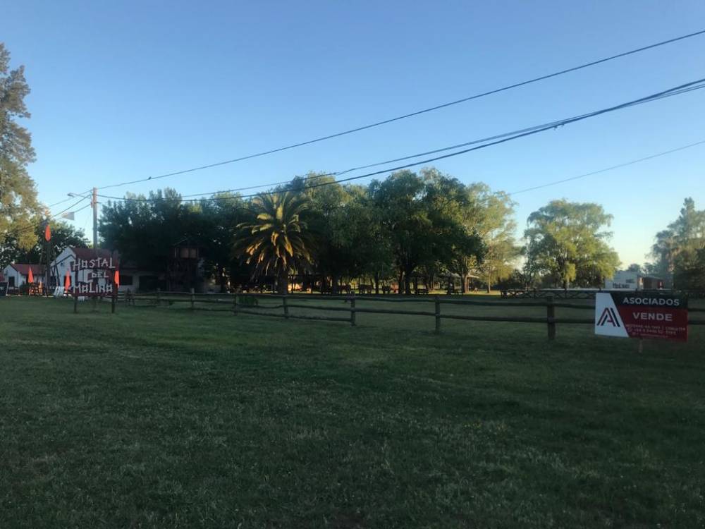 Terreno con departamentos y pileta, sobre Bulevard Regatas