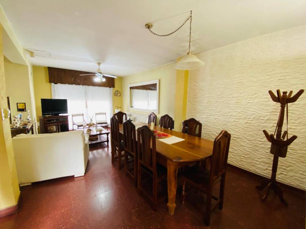 TRIPLEX DE 6 AMBIENTES SOBRE CALLE MOSTO