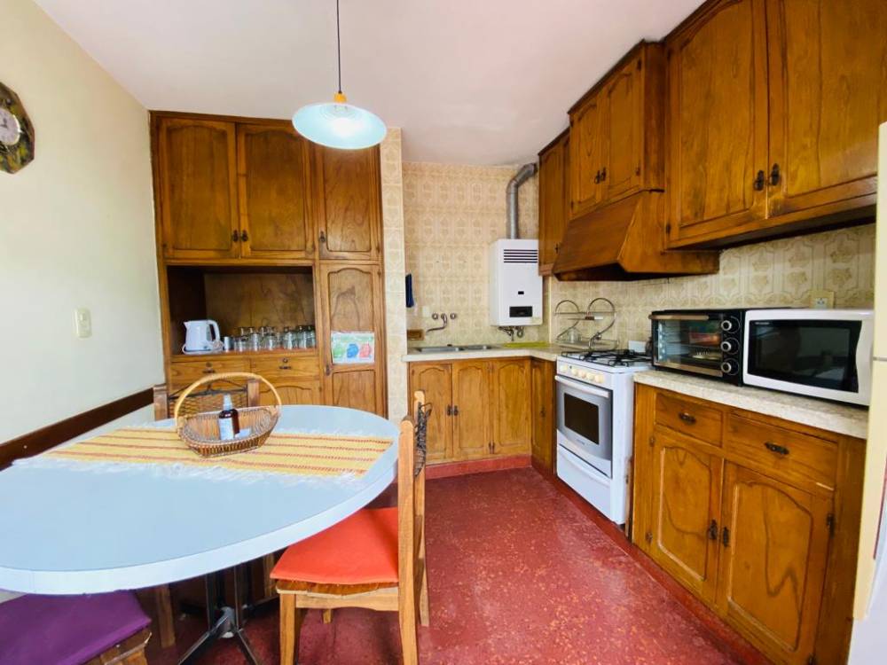 TRIPLEX DE 6 AMBIENTES SOBRE CALLE MOSTO