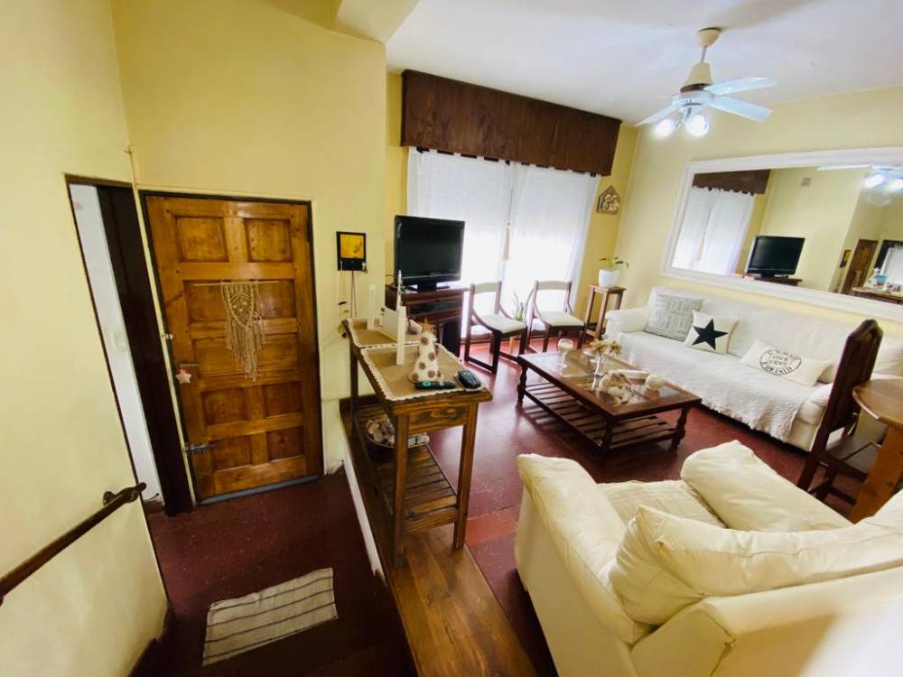 TRIPLEX DE 6 AMBIENTES SOBRE CALLE MOSTO