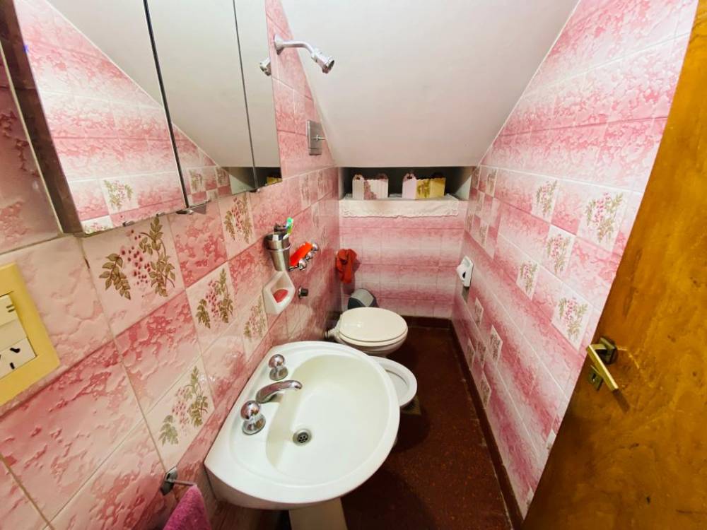 TRIPLEX DE 6 AMBIENTES SOBRE CALLE MOSTO