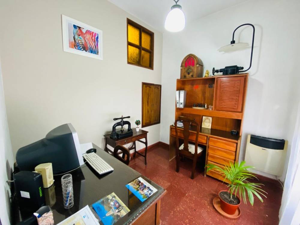 TRIPLEX DE 6 AMBIENTES SOBRE CALLE MOSTO
